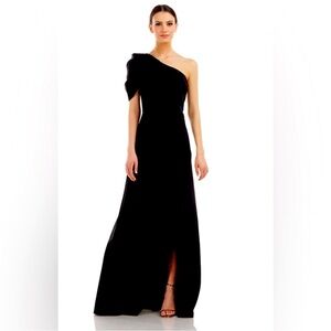Kay Unger Black One-Shoulder Evening Gown